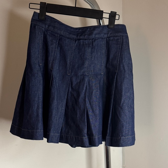 Aritzia Babaton perspective pleated denim skirt size 0
80% cotton 
20% Lyocell - Picture 2 of 8